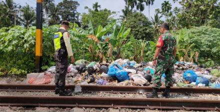 Sampah Dibakar di Jalur Rel