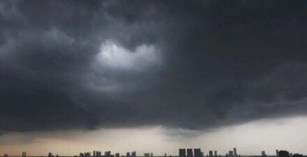 Cuaca Buruk, Hujan Disertai Petir Mewarnai Seluruh Indonesia