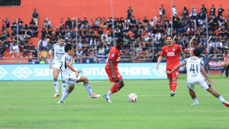 Alhassan Wakaso saat melewati pemain Bali United.