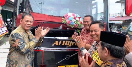 Owner PO Al Hijrah Lepas Keberangkatan Pelanggan Umroh Gratis dan Luncurkan 12 Unit Bus Tronton Baru