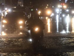 Jalan MOI-Arta Gading Terendam, Kendaraan Besar Masih Bisa Melintas