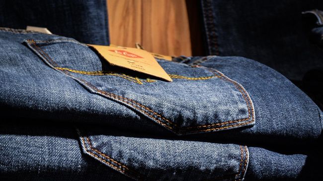 Skinny Jeans diramal kembali jadi tren fashion di 2025.