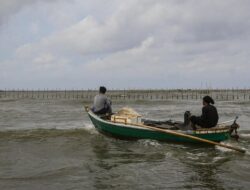 Nelayan Selamatkan Warga Sumedang yang Terapung di Laut