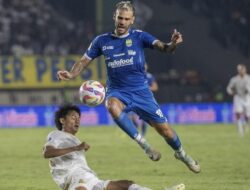 Pertarungan Arema dan Persib di Stadion Gelora Supriyadi