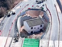 Jalan Tol Tembus Atap Rumah Huang Ping di Jinxi