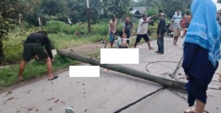 Tiang Listrik Roboh Tewaskan Ibu dan Balita