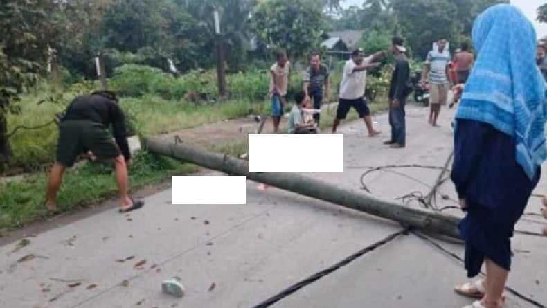 Tiang Listrik Roboh Tewaskan Ibu dan Balita