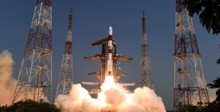 Roket PSLV-C45 milik Organisasi Penelitian Luar Angkasa India (ISRO) lepas landas dari Pusat Luar Angkasa Satish Dhawan di Sriharikota membawa EMISAT pada bulan April 2019.