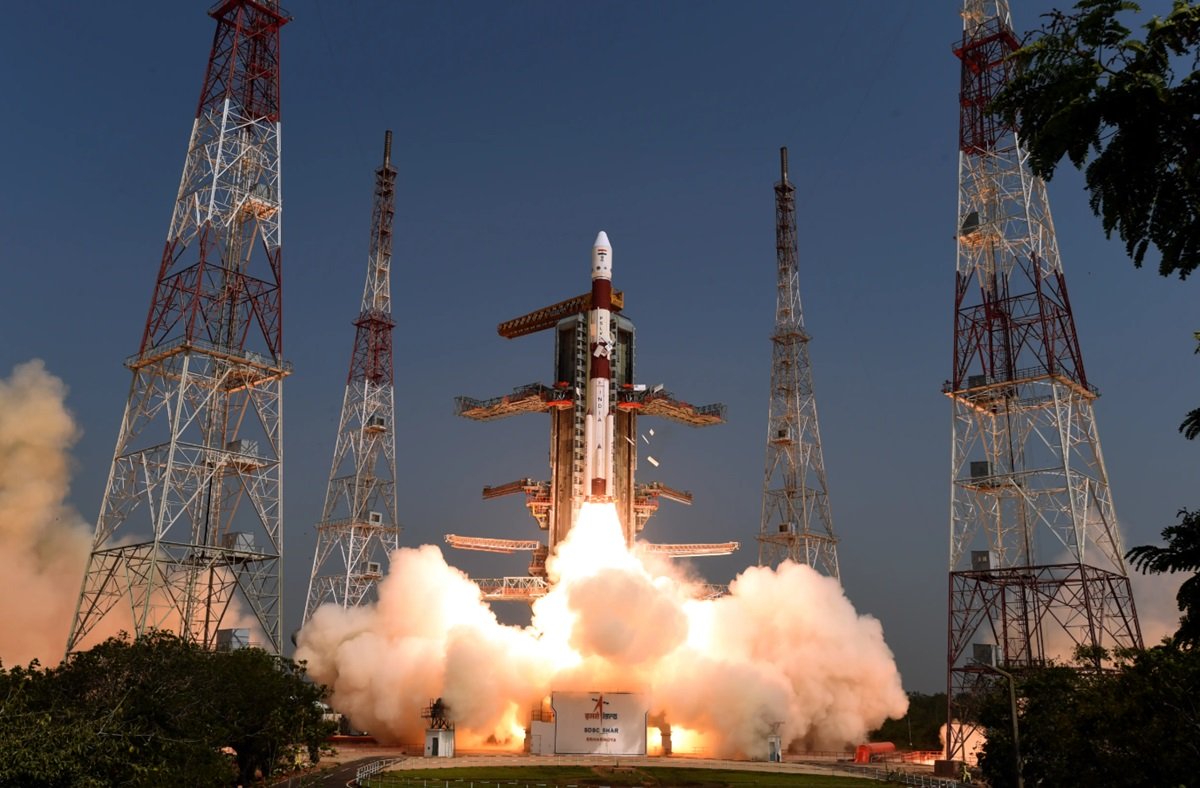 Roket PSLV-C45 milik Organisasi Penelitian Luar Angkasa India (ISRO) lepas landas dari Pusat Luar Angkasa Satish Dhawan di Sriharikota membawa EMISAT pada bulan April 2019.