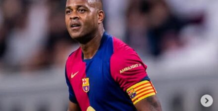 Patrick Kluivert saat berduel dengan Luis Milla di El Clasico Legends pada 29 November 2024.