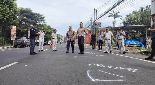 Bus Pariwisata Tabrak Kendaraan di Batu