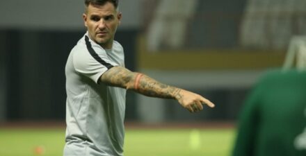 Simon McMenemy termasuk pelatih asing yang pernah bermasalah dengan PSSI