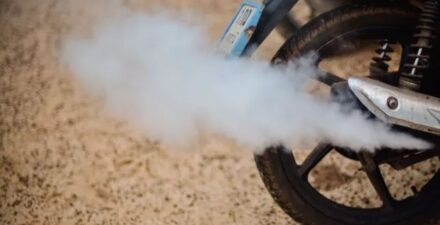 5 Penyebab Knalpot Motor Berasap Putih