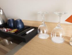 Pramugari Ungkap Bahaya Tersembunyi Menggunakan Gelas di Kamar Hotel