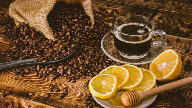 Kopi campur lemon disebut-sebut bisa turunkan berat badan.