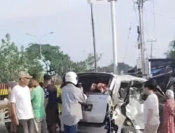 Toyota Avanza Tertabrak Kereta di Padang, Warga Bergegas Menolong