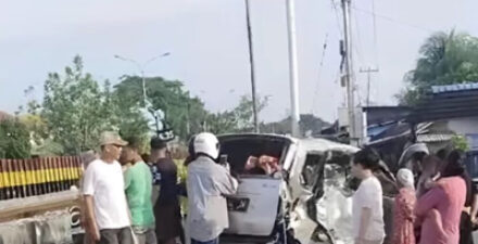 Toyota Avanza Tertabrak Kereta di Padang