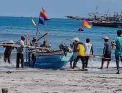 Cuaca Ekstrem dan Pencemaran Laut Ancam Nelayan Padang