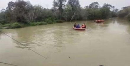 Truk Terjun ke Sungai