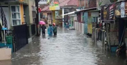Sungai Citarum Meluap, Jalan Raya Dayeuhkolot Tergenang