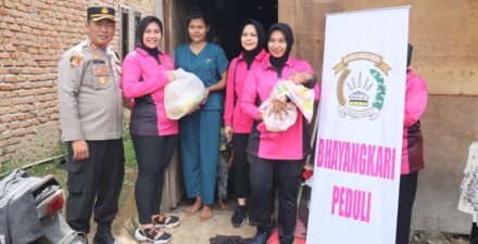 Kapolres Pasaman Barat Berikan Bantuan Sembako Untuk Masyarakat Yang Membutuhkan