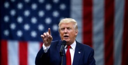 Presiden Donald Trump Siap Jual Kartu Emas.