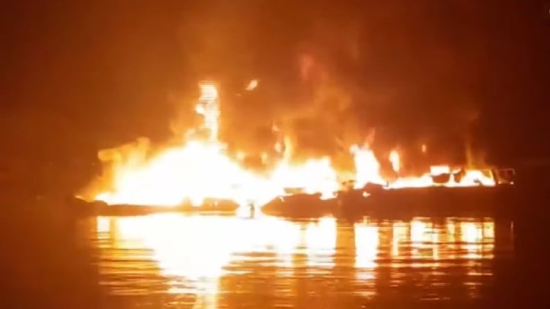 Dua Kapal Terbakar di Ancol