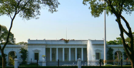 ADAKSI Aksi di Istana