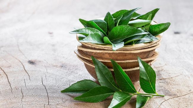 Anda cukup minum air rebusan tiga daun ini untuk meluruhkan lemak perut dan siap-siap tampil percaya diri dengan perut rata.