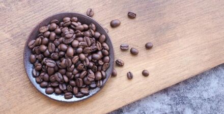 Biji kopi yang tidak segar bisa menurunkan kualitas cita rasa hasil seduhan, ini ciri-cirinya.