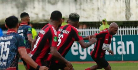 Boaz Solossa selamatkan Persipura Jayapura dari jeratan degradasi ke Liga 3.