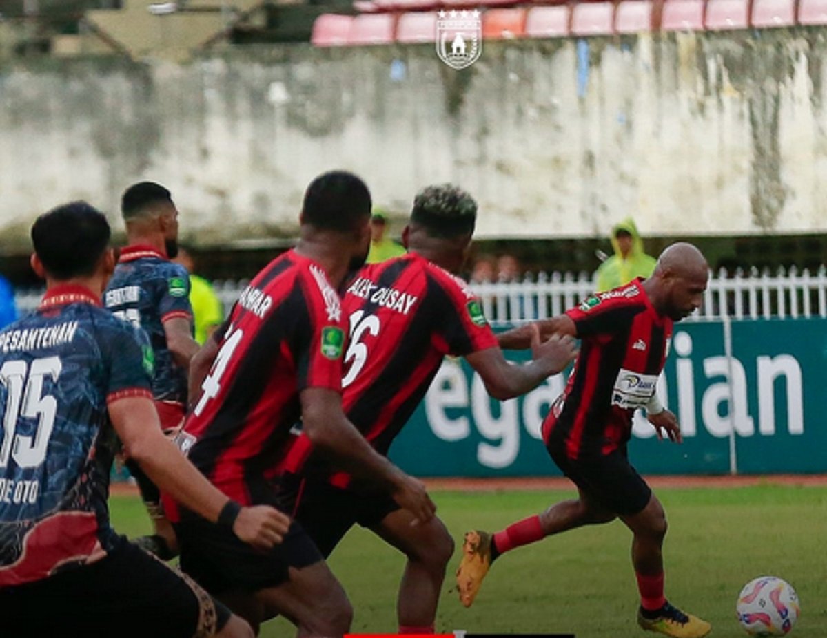Boaz Solossa selamatkan Persipura Jayapura dari jeratan degradasi ke Liga 3.