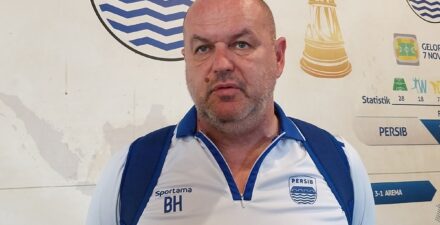 Bojan Hodak mengungkap dua pemain Persib Bandung ditinggal jelang lawan PSIS Semarang