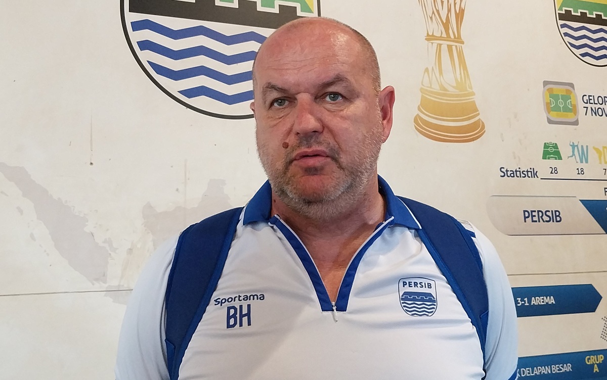 Bojan Hodak mengungkap dua pemain Persib Bandung ditinggal jelang lawan PSIS Semarang