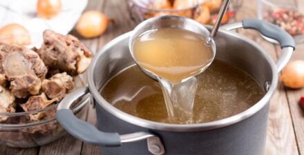 Kaldu tulang bisa buat stok membuat menu sahur lebih mudah.