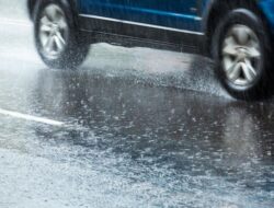 Tips Aman Mengendarai Mobil Listrik Saat Hujan Deras