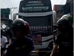 Viral, Pengendara Motor Tendang Pemotor Lain saat Konten Bus Telolet