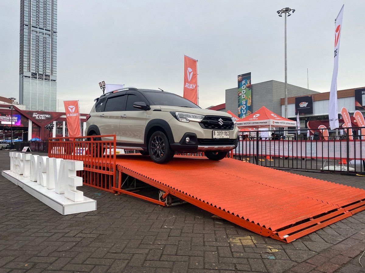 Gas Tipis Suzuki XL7 Hybrid di IIMS 2025, Mobil Hybrid Terlaris Kedua 2024