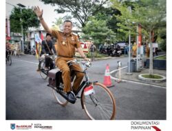 Hari Kerja Pertama Kayuh Onthel Ke Kantor, Wawako Elzadaswarman Langsung Pimpin Apel Bersama