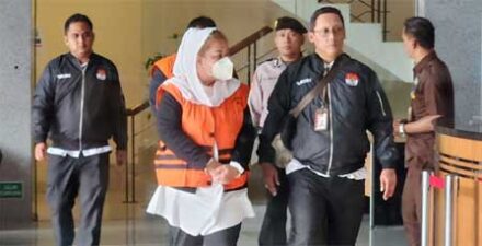 Menggunakan baju orange Walikota Semarang serta suaminya digiring petugas KPK tersandung kasus korupsi.