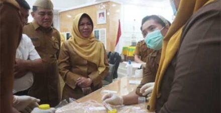 Tes urine pegawai honorer di Pemkab Sergai, Sumut, Senin 10 Februari 2025.
