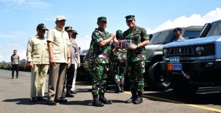 Kemhan menyerahkan kendaraan khusus atau ransus Maung kepada TNI-Polri