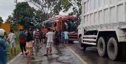 Bus Gumarang Jaya dan Truk Fuso Kecelakaan di Solok