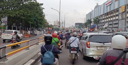 Tips Berkendara Motor Aman saat Melintasi Kemacetan