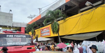 Toko Elektronik di Padang Hangus Terbakar, Api Berhasil Dikendalikan