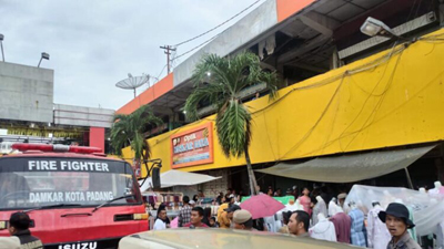 Toko Elektronik di Padang Hangus Terbakar