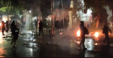 Petugas menembakkan gas air mata ke arah demonstran yang menolak UU TNI di Gedung DPRD Kota Kediri yang berujung ricuh, Kamis (27/3/2025) malam.