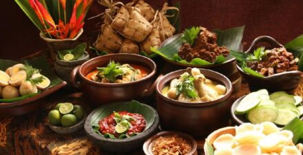 Ketupat dan opor ayam tak pernah absen dalam menu Lebaran.