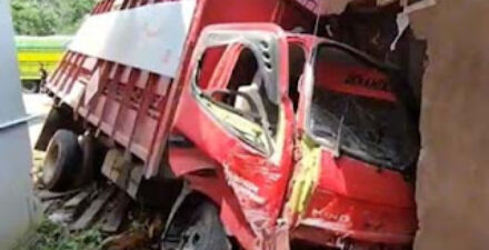 Truk bermuatan tabung elpiji menabrak rumah