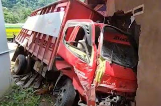 Truk bermuatan tabung elpiji menabrak rumah